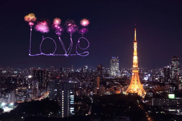 Aşk ışıltı Fireworks Tokyo cityscape üzerinde gece kutluyor — Stok fotoğraf