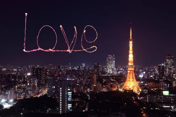 Amor fogos de artifício cintilantes celebrando sobre a paisagem urbana de Tóquio à noite — Fotografia de Stock