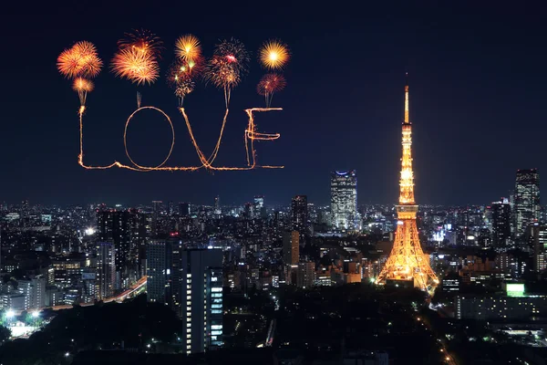 Aşk ışıltı Fireworks Tokyo cityscape üzerinde gece kutluyor — Stok fotoğraf