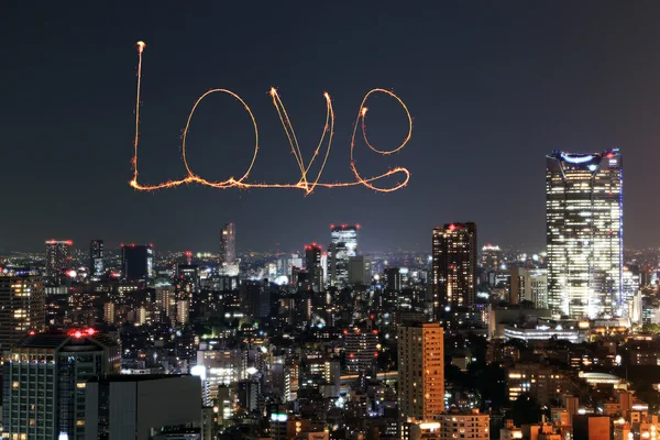 Amor fogos de artifício cintilantes celebrando sobre a paisagem urbana de Tóquio à noite — Fotografia de Stock