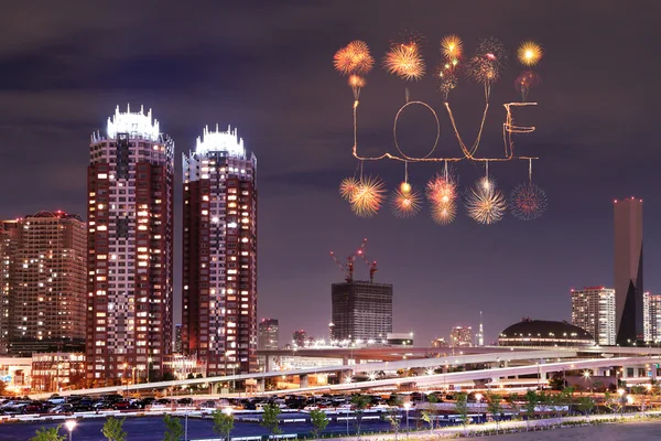 Liebe funkeln Feuerwerk feiert über odaiba, Japan — Stockfoto