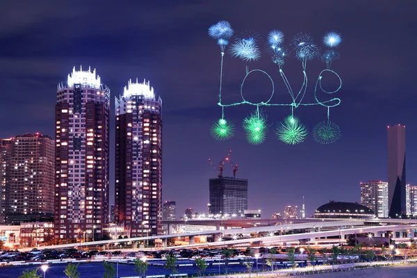 Искра любви фейерверки празднуют над Одайбой, Япония — стоковое фото