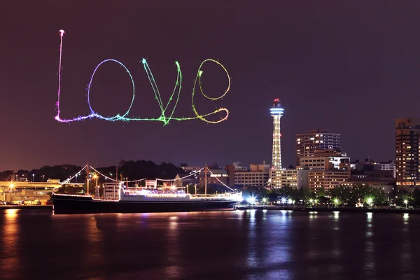Rakkaus ilotulitus juhlii yli venesataman lahdella Yokohama City — kuvapankkivalokuva