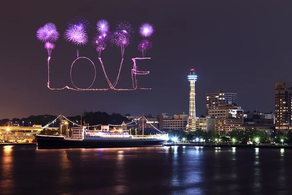 Amor fuegos artificiales celebrando sobre la bahía marina en la ciudad de Yokohama —  Fotos de Stock