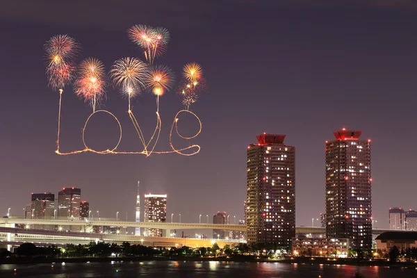 Amor chispa fuegos artificiales celebrando sobre Odaiba Japón — Foto de Stock