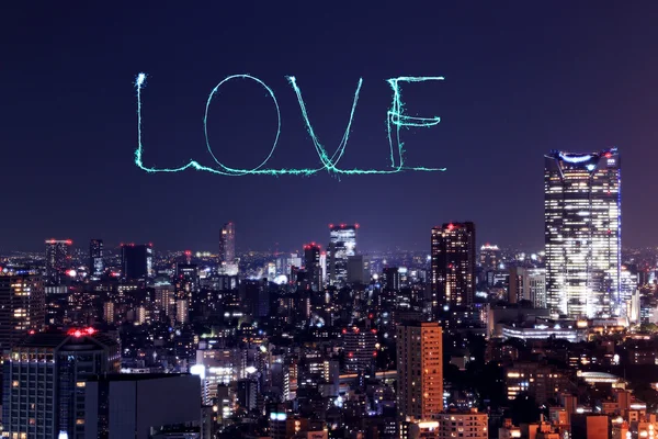 Fajerwerki iskierka miłości obchodzi nad Tokio gród nocą — Zdjęcie stockowe