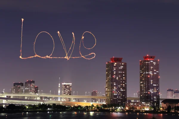 Dragoste artificii strălucitoare sărbătorind peste Odaiba Japonia — Fotografie, imagine de stoc