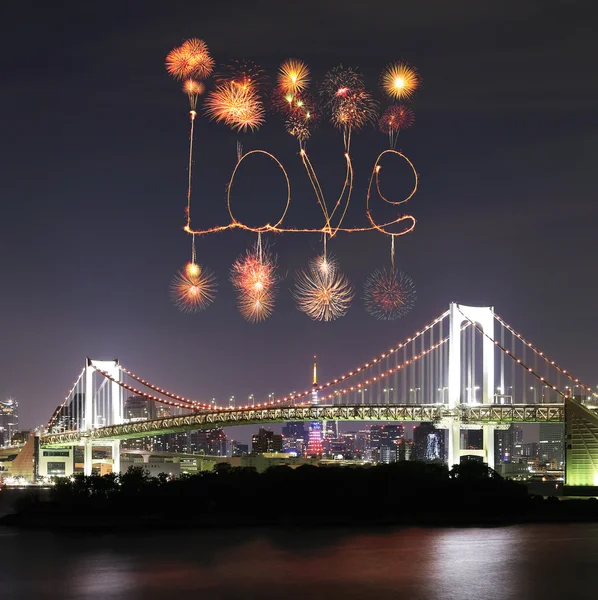 Liefde sparkle vuurwerk vieren over Tokyo regenboogbrug op — Stockfoto