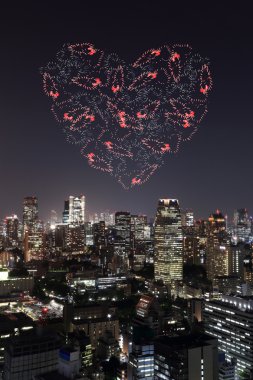 Tokyo cityscape hemen hemen üzerinde kutluyor ışıltı Fireworks kalp