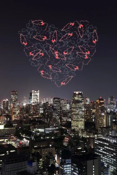 Cuore scintillare fuochi d'artificio che celebrano sopra Tokyo paesaggio urbano a breve distanza — Foto Stock