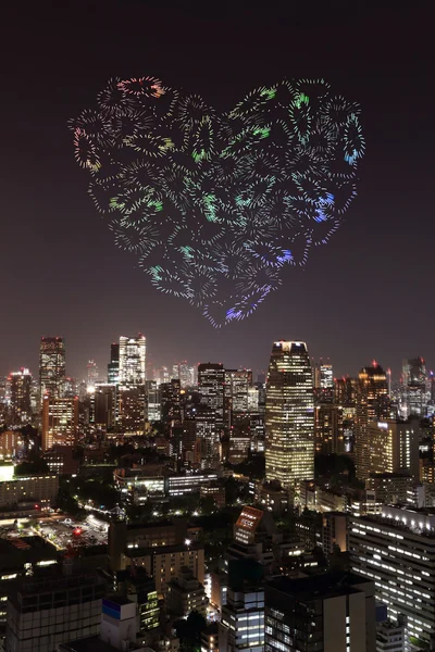心臓の近くで東京の街並を祝う輝き花火 — ストック写真