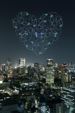 Tokyo cityscape hemen hemen üzerinde kutluyor ışıltı Fireworks kalp