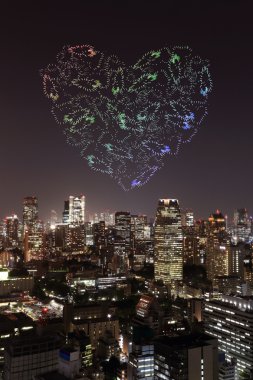 Tokyo cityscape hemen hemen üzerinde kutluyor ışıltı Fireworks kalp