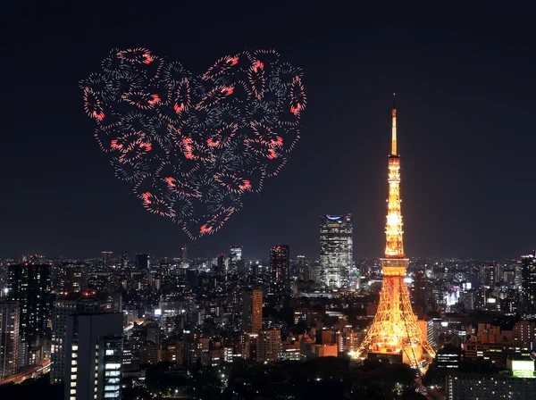 Cuore scintillare fuochi d'artificio che celebrano sopra Tokyo paesaggio urbano a breve distanza — Foto Stock