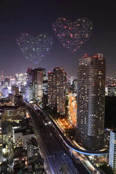 Cuore scintillare fuochi d'artificio che celebrano sopra Tokyo paesaggio urbano a breve distanza — Foto Stock