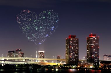 kalp ışıltı Odaiba, Tokyo cityscape üzerinde kutluyor havai fişek