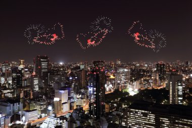 Tokyo cityscape hemen hemen üzerinde kutluyor ışıltı Fireworks kalp