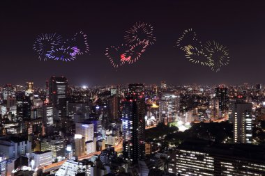 Tokyo cityscape hemen hemen üzerinde kutluyor ışıltı Fireworks kalp
