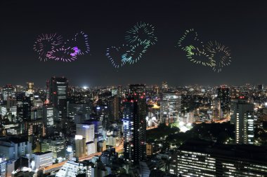 Tokyo cityscape hemen hemen üzerinde kutluyor ışıltı Fireworks kalp