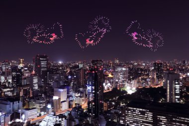 Tokyo cityscape hemen hemen üzerinde kutluyor ışıltı Fireworks kalp