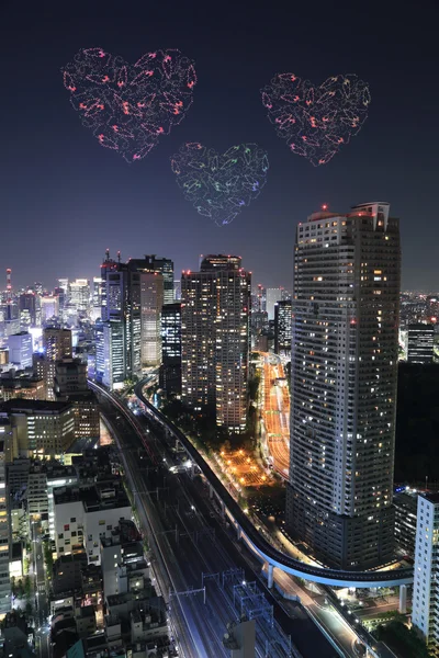 Tokyo cityscape hemen hemen üzerinde kutluyor ışıltı Fireworks kalp — Stok fotoğraf