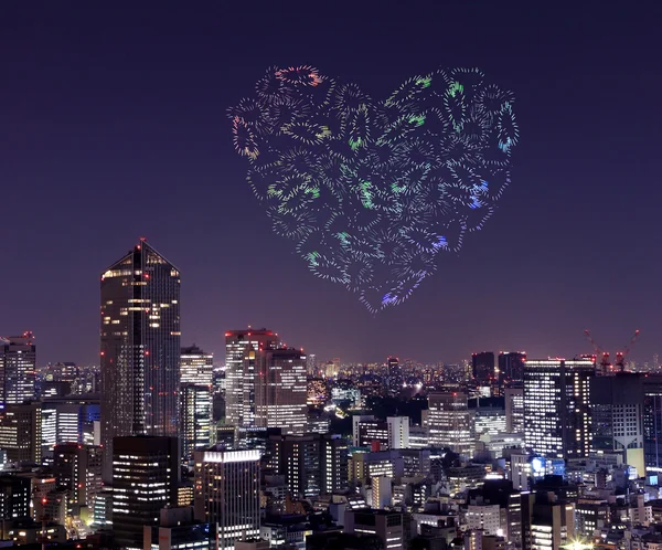 Coeur scintillent feux d'artifice célébrant sur Tokyo paysage urbain à proximité — Photo