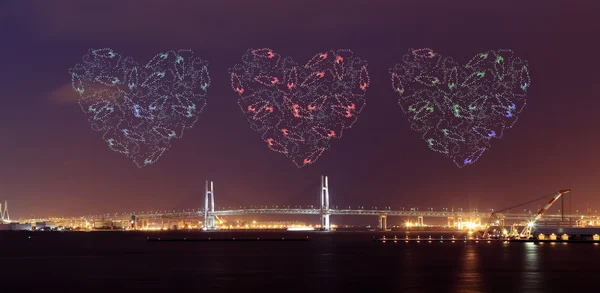 Καρδιά πυροτεχνήματα γιορτάζει πάνω από Yokohama Bay Bridge τη νύχτα — Φωτογραφία Αρχείου
