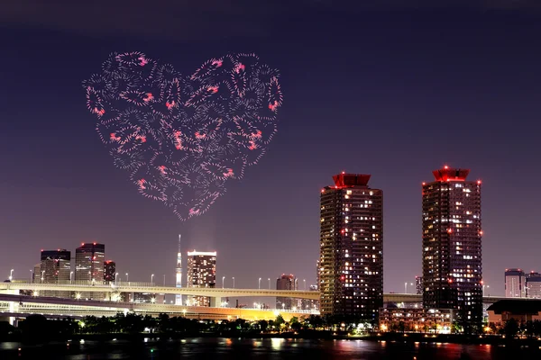 Coração faísca fogos de artifício celebrando sobre Odaiba, cidade de Tóquio — Fotografia de Stock