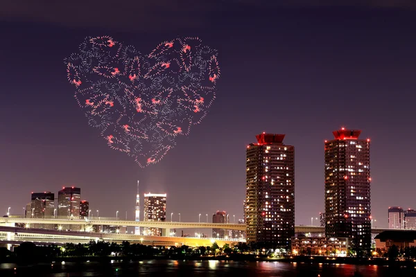 Сердце сверкает фейерверк празднуя над Odaiba, Токио городской пейзаж — стоковое фото