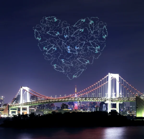 Сердце сверкает фейерверк празднуя над Токио радужный мост на — стоковое фото