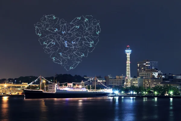 Καρδιά πυροτεχνήματα γιορτάζει κόλπο Μαρίνα στο Yokohama City — Φωτογραφία Αρχείου
