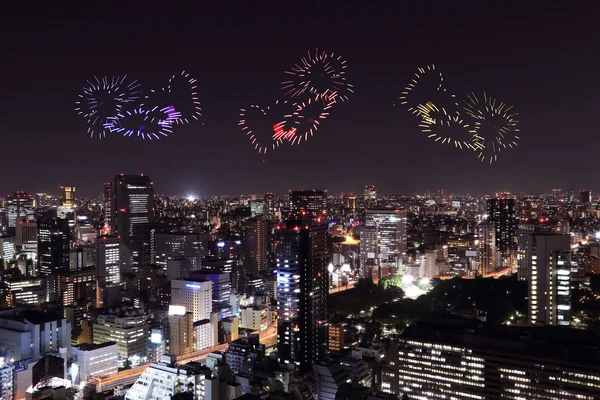 Tokyo cityscape hemen hemen üzerinde kutluyor ışıltı Fireworks kalp