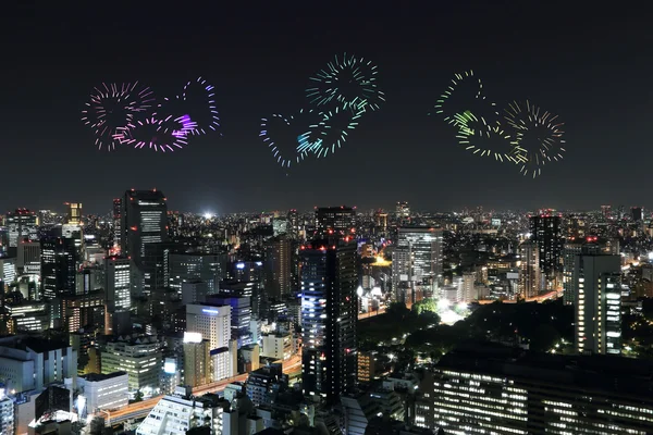 Сердце сверкает фейерверки празднуя над городом Токио почти — стоковое фото