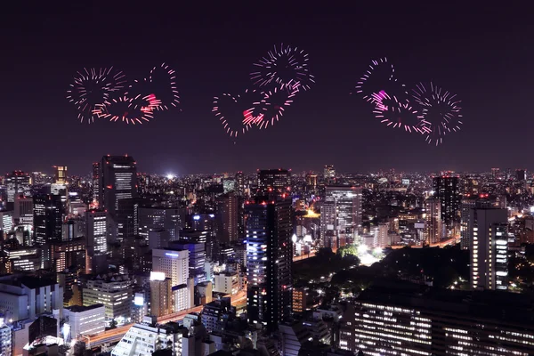 Coração faísca fogos de artifício celebrando sobre a paisagem urbana de Tóquio quase — Fotografia de Stock