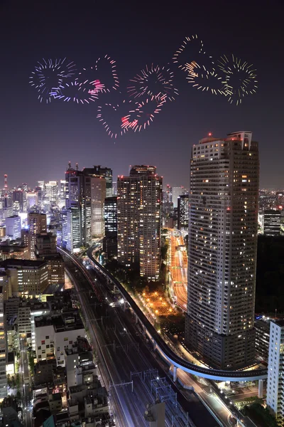 Srdce jiskru ohňostrojem slaví přes Tokio panoráma na blízko — Stock fotografie