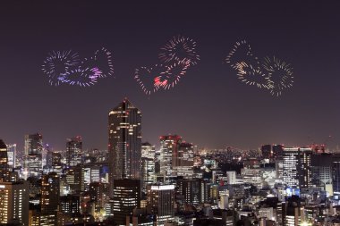 Tokyo cityscape hemen hemen üzerinde kutluyor ışıltı Fireworks kalp