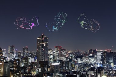 Tokyo cityscape hemen hemen üzerinde kutluyor ışıltı Fireworks kalp
