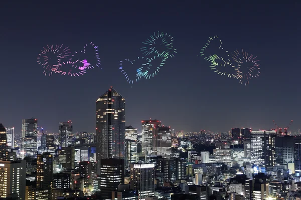 Coração faísca fogos de artifício celebrando sobre a paisagem urbana de Tóquio quase — Fotografia de Stock