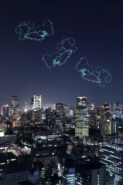 Herz funkelt Feuerwerk feiert über Tokio Stadtbild in der Nähe — Stockfoto