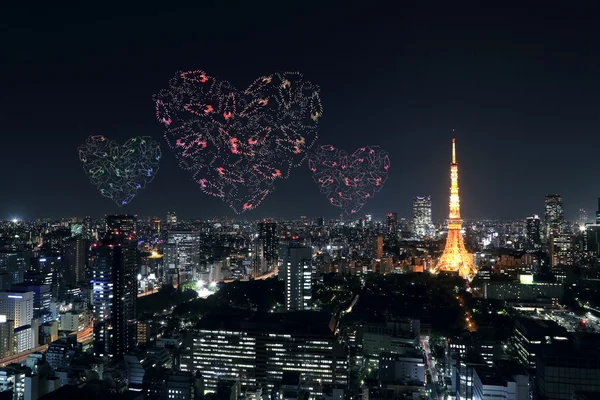 Tokyo cityscape hemen hemen üzerinde kutluyor ışıltı Fireworks kalp — Stok fotoğraf