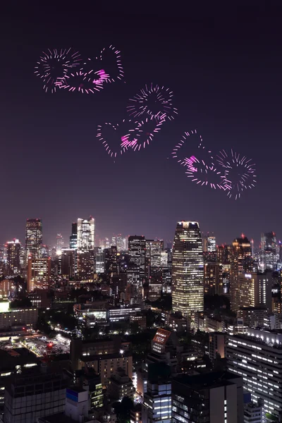 Coração faísca fogos de artifício celebrando sobre a paisagem urbana de Tóquio quase — Fotografia de Stock