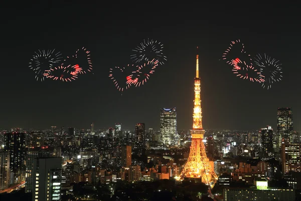 Cuore scintillare fuochi d'artificio che celebrano sopra Tokyo paesaggio urbano a breve distanza — Foto Stock