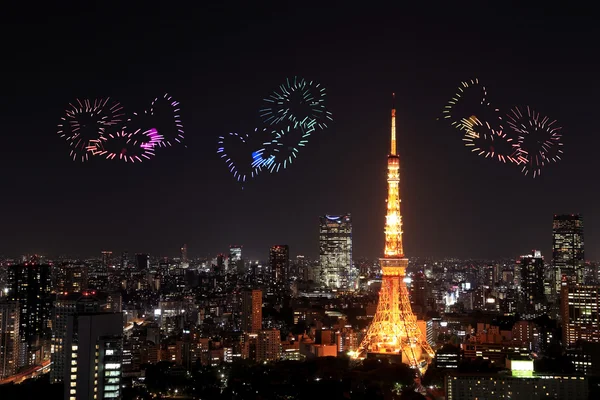 Tokyo cityscape hemen hemen üzerinde kutluyor ışıltı Fireworks kalp — Stok fotoğraf