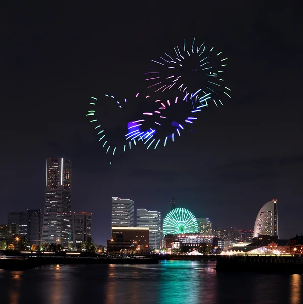 Corazón chispa fuegos artificiales celebrando sobre la bahía marina en Yokohama — Foto de Stock