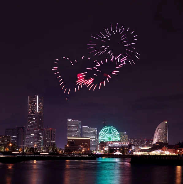 Corazón chispa fuegos artificiales celebrando sobre la bahía marina en Yokohama —  Fotos de Stock