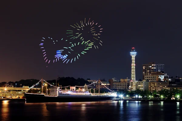 Καρδιά πυροτεχνήματα γιορτάζει κόλπο Μαρίνα στο Yokohama City — Φωτογραφία Αρχείου