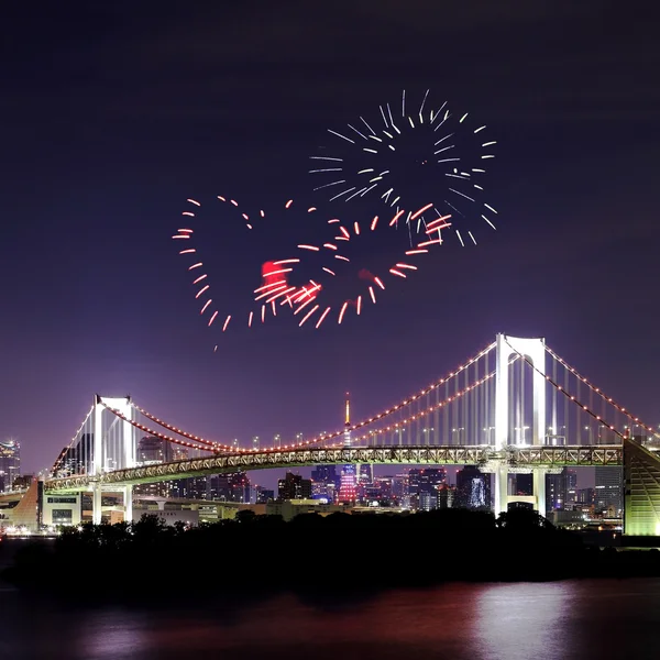 Cuore scintilla fuochi d'artificio che celebrano su Tokyo Rainbow Bridge a — Foto Stock