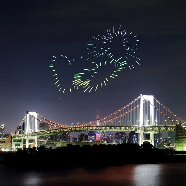 Corazón chispa fuegos artificiales celebrando sobre Tokyo Rainbow Bridge en — Foto de Stock