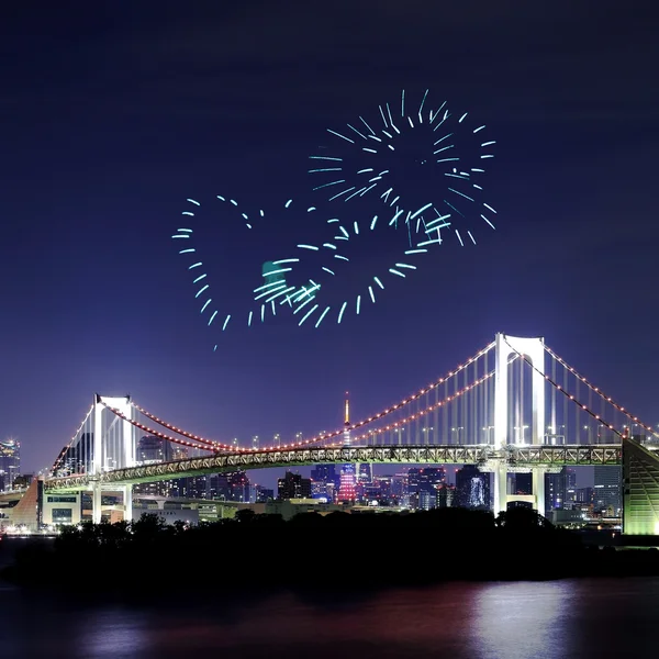 Corazón chispa fuegos artificiales celebrando sobre Tokyo Rainbow Bridge en —  Fotos de Stock