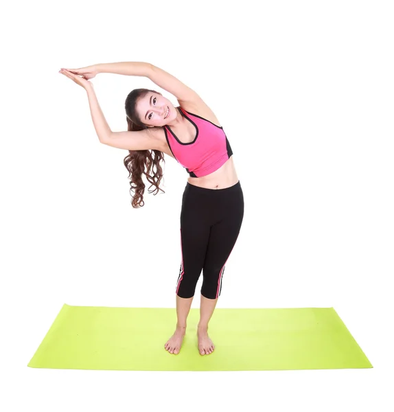 Молодая женщина делает упражнения йоги — стоковое фото